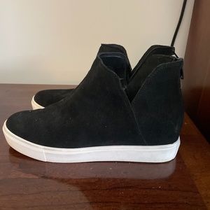 Black wedge sneakera
